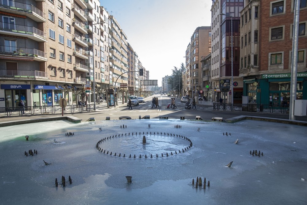 La fuente de plaza de España también amaneció ayer congelada por el frío helador de la noche. 