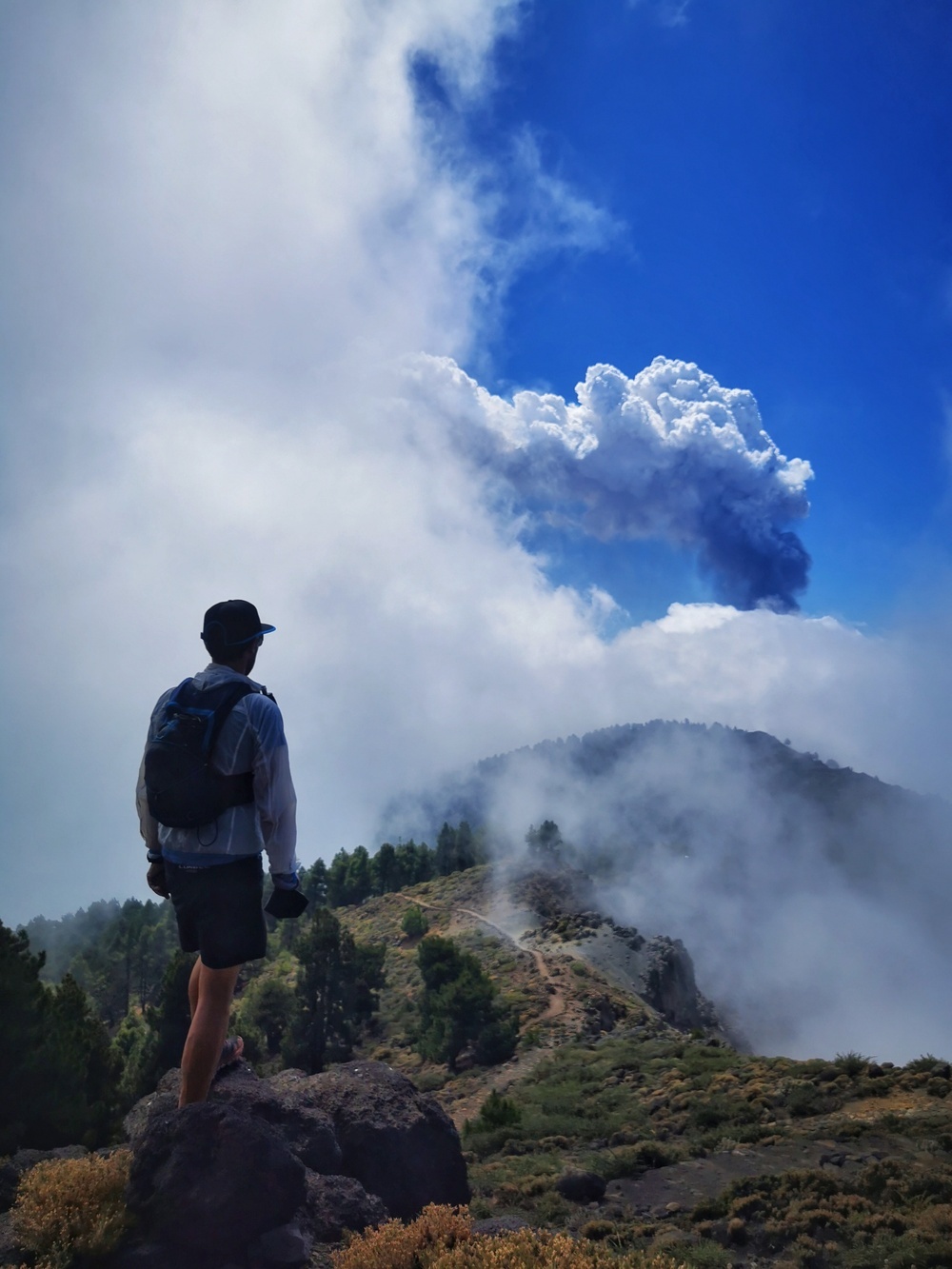 Frente al volcán en la isla de La Palma.