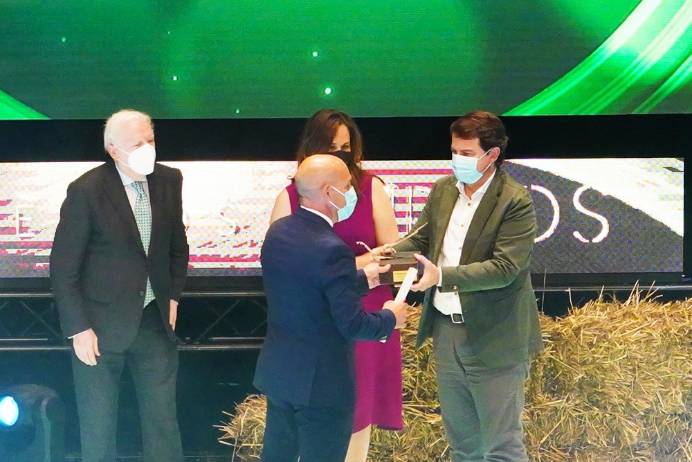 Fernández Mañueco (d) acompañado de Adriana Ulibarri y Antonio Miguel Méndez Pozo entregan el premio especial Surcos 2021. 