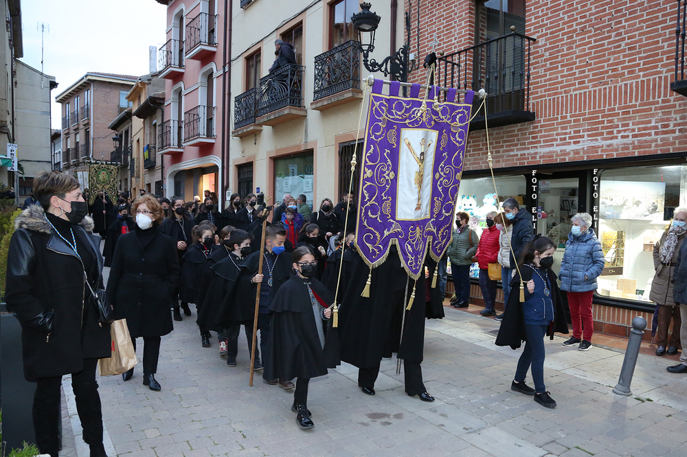 Momentos de la procesión de ayer en Carrión de los Condes con el Cristo del Amparo.