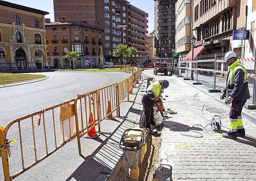 El asfaltado de las glorietas de San Lázaro y Huerta de Guadián crea retenciones, mientras que se espera que la avenida de Valladolid se reabra al tráfico a mediados de junio.