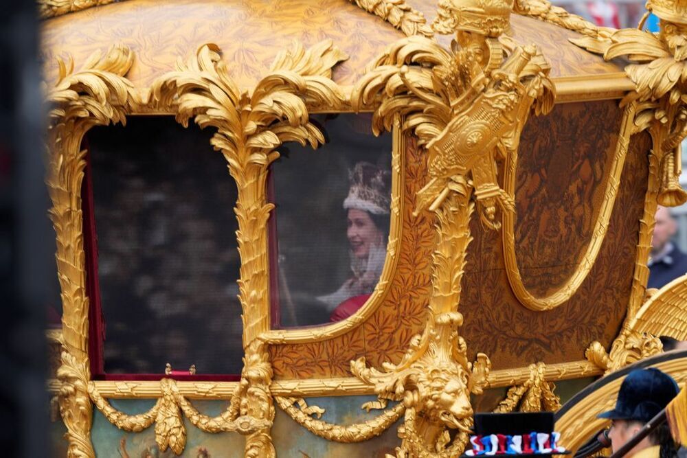 Isabel II cierra su Jubileo de Platino con una aparición sorpresa