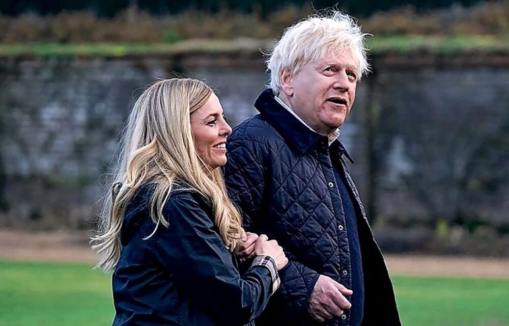 Una imagen del rodaje junto a la actriz que da vida a su mujer, Carrie Symonds. 