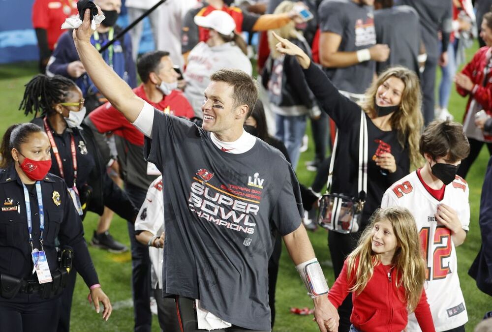 Tom Brady announces retirement from the NFL  / ERIK S. LESSER