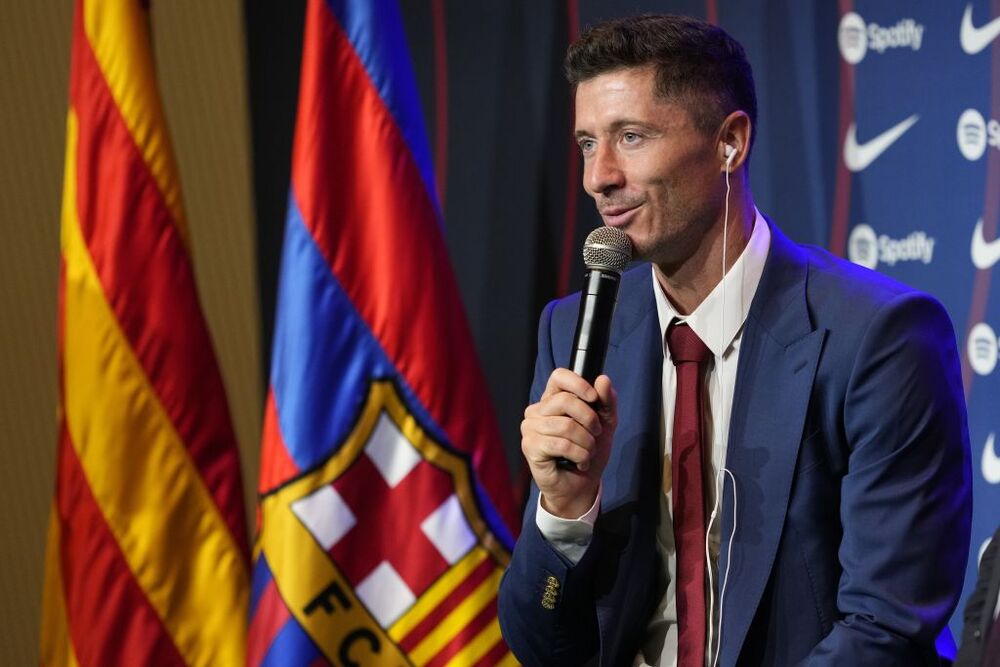 Presentacion del nuevo jugador del FC Barcelona Robert Lewandowski  / ALEJANDRO GARCIA