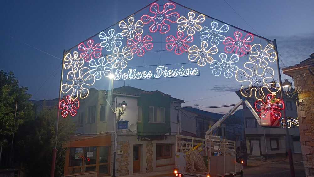 Las calles se iluminan con colorido gracias a la empresa murciana