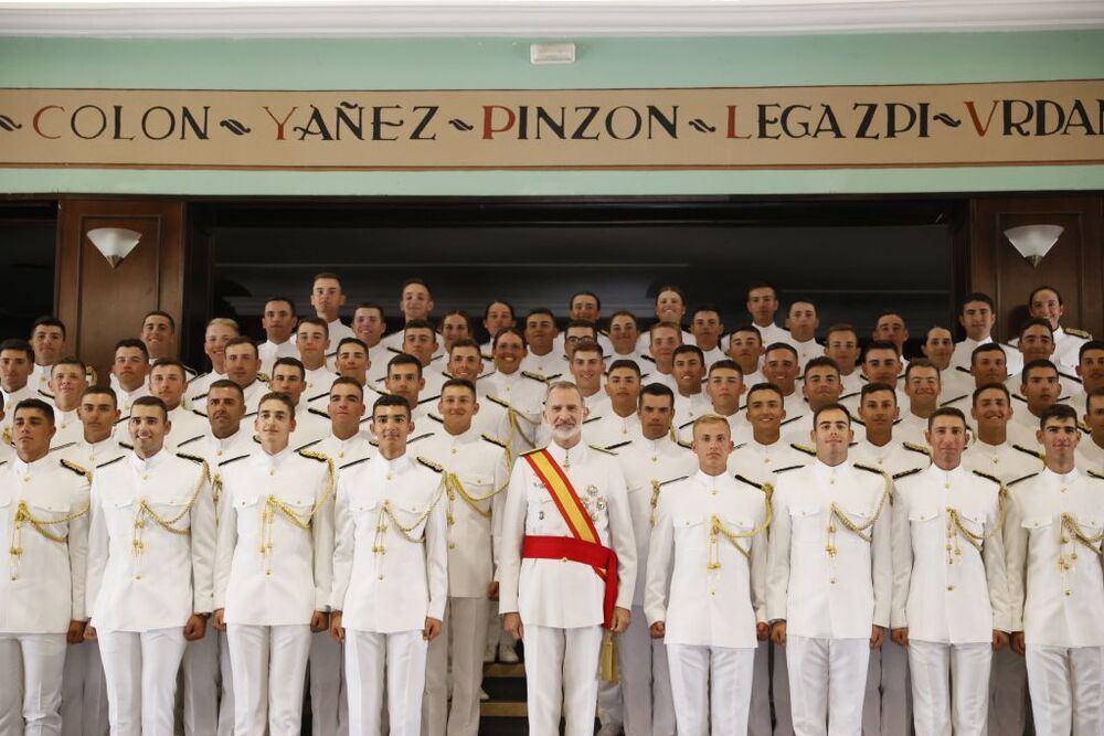 El rey Felipe VI preside la entrega de reales despachos a los nuevos oficiales de la Armada en la Escuela Naval  / LAVANDEIRA JR.