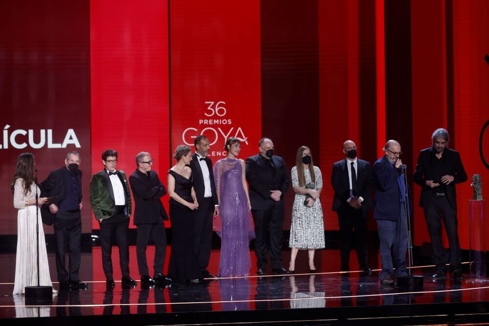 El realizador Fernando León de Aranoa (d) y su equipo reciben el Goya a Mejor Pelí­cula por 'El buen patrón'  / KAI FORSTERLING