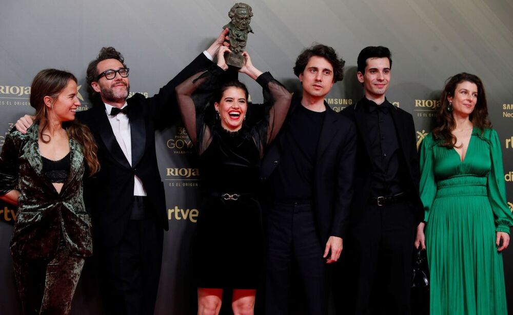 El director Jonás Trueba (3d), acompañado por su equipo posan con el Goya a Mejor pelí­cula documental por 'Quién lo impide'  / BIEL ALIÑO