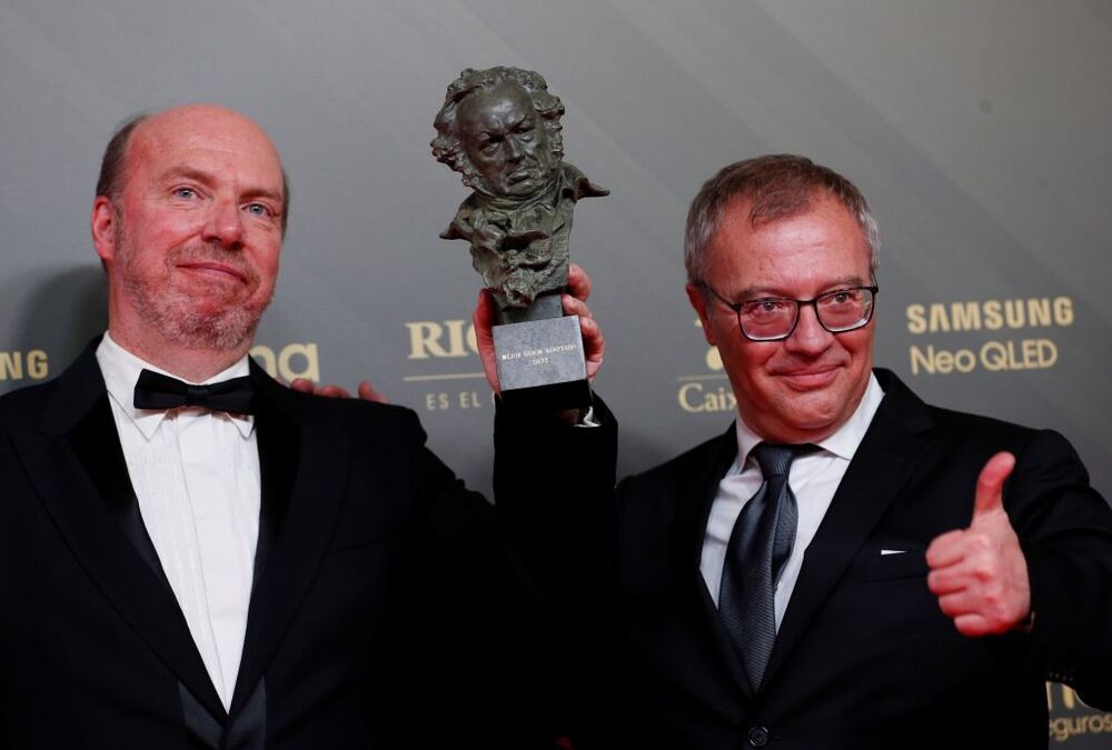El director Daniel Monzón (d) y el guinista Jorge Guerricaechevarría posan con el Goya a Mejor guion adaptado, por su trabajo en 'Las leyes de la frontera'  / BIEL ALIÑO