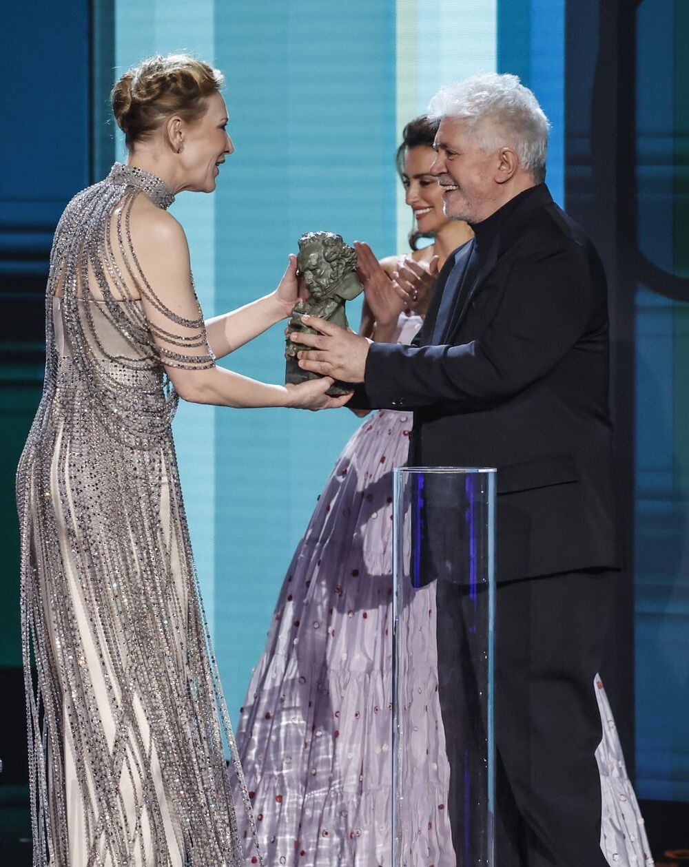 La actriz Cate Blanchett recibe el Goya Internacional de manos de la actriz Penélope Cruz y del director Pedro Almodóvar  / ROBER SOLSONA
