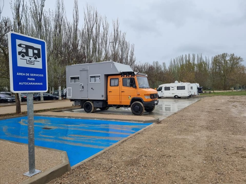 Villamuriel inaugura su nueva área para siete autocaravanas