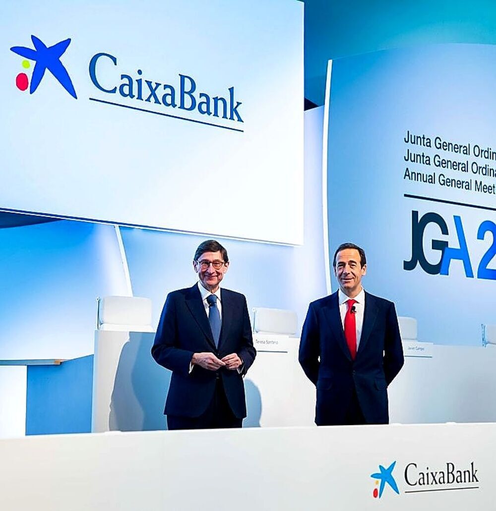 El presidente de CaixaBank, Goirigolzarri (i), con Gortázar, consejero delegado