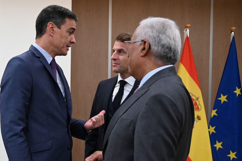 El presidente del Gobierno, Pedro Sánchez, el presidente francés, Emmanuel Macron, y el primer ministro portugués, Antonio Costa