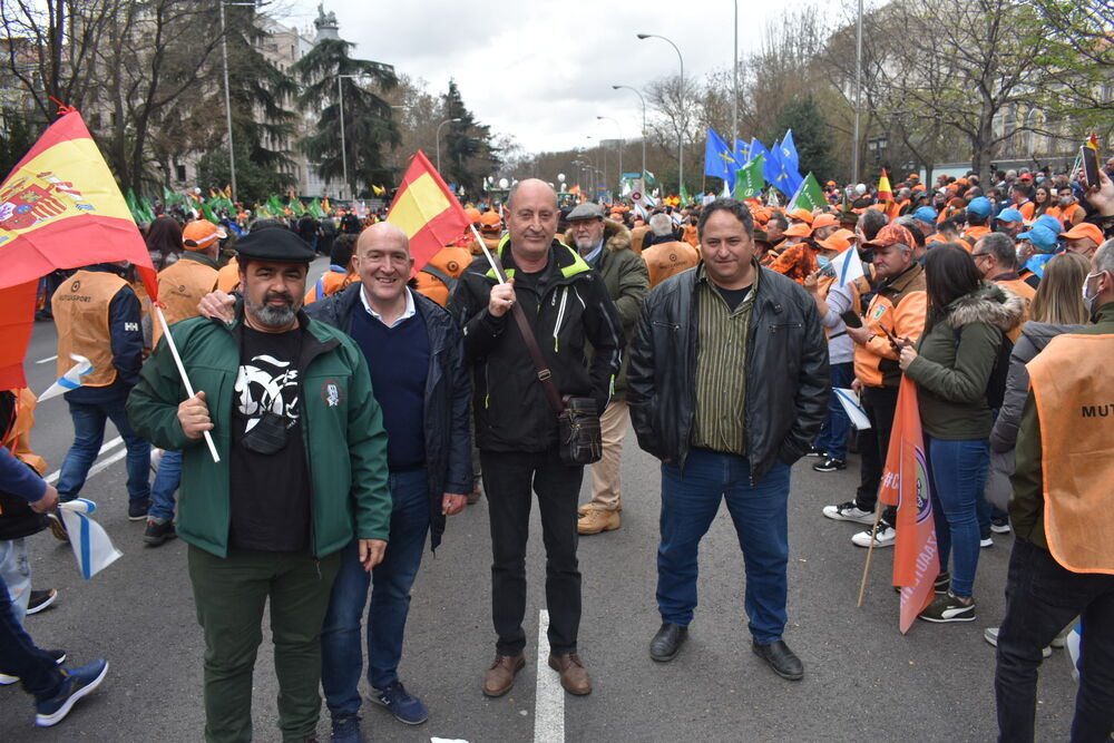 El consejero de Agricultura, Jesús J. Carnero (2i), junto a manifestantes en Madrid, entre ellos Adolfo Palacios, alcalde de Saldaña (1i). 