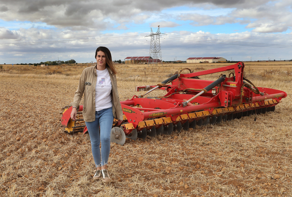 Tractores y tacones por la feminidad en el pueblo