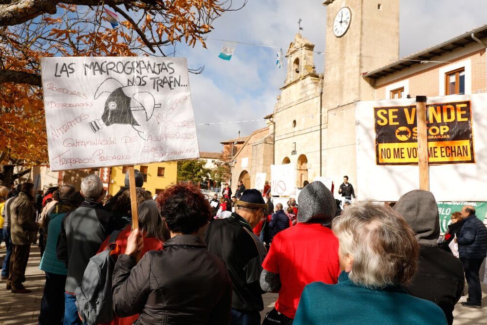 Más de 400 concentrados contra una macro granja en Prádanos