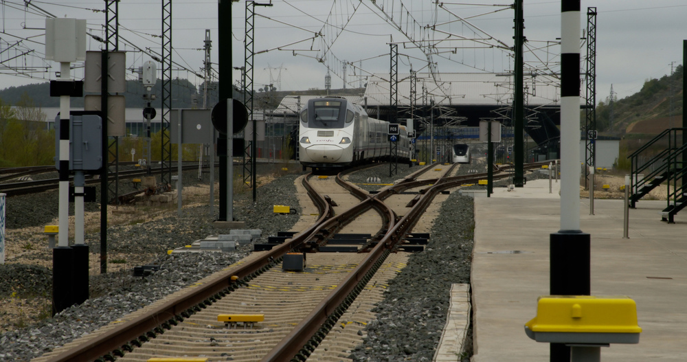 Imagen de un tren de Adif realizando una de las pruebas de velocidad en el trayecto entre Venta de Baños y Burgos. 