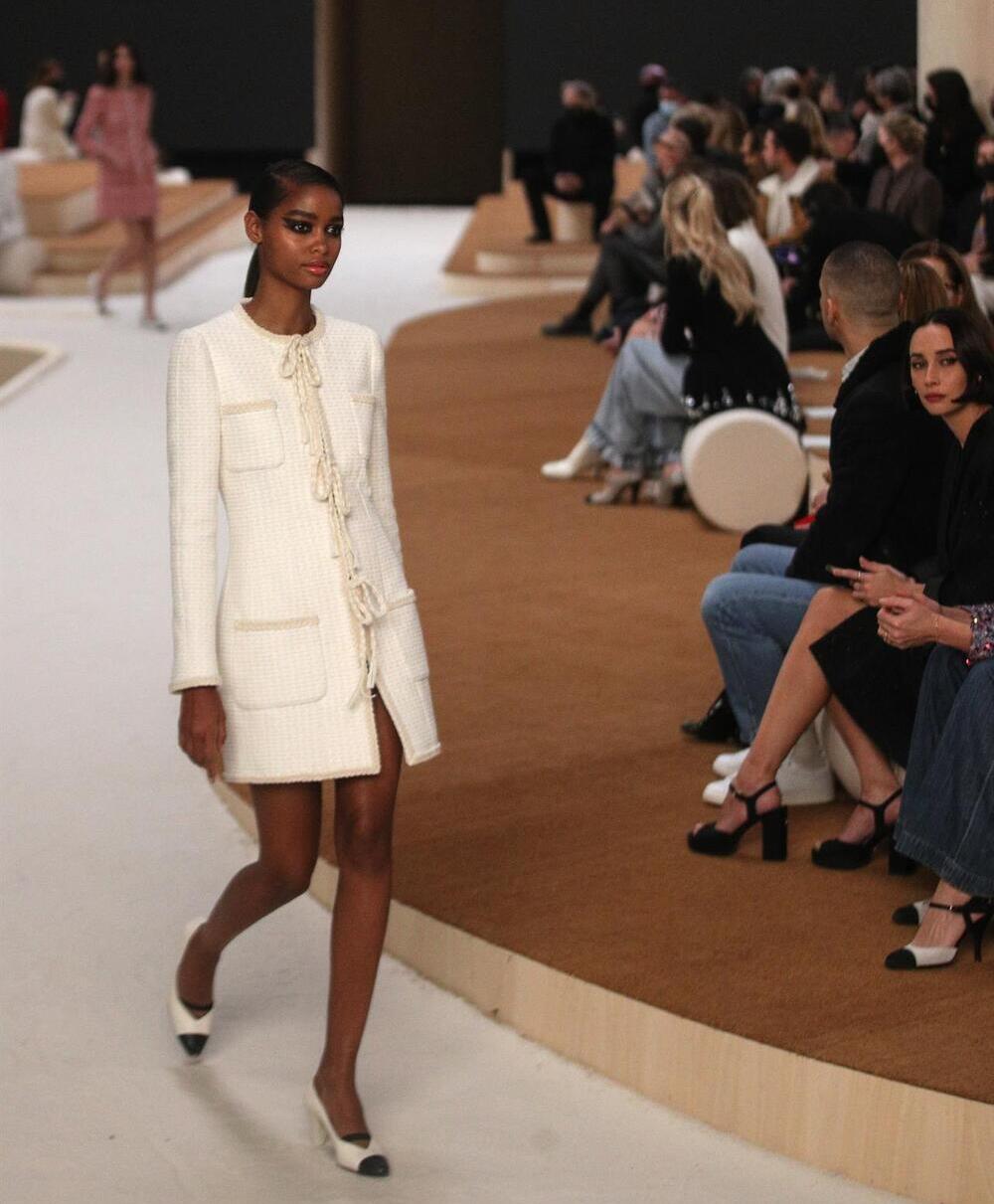 Imágen del desfile de la firma Chanel, durante la presentación de su colección de primavera-verano 2022, en la Semana de la Moda de París. 
