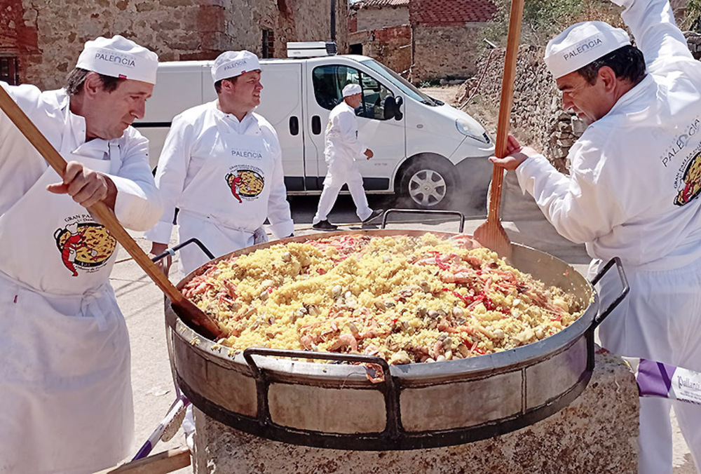 Grupo de cocineros que participaron en la elaboración ayer de la Gran Paella de Olleros.