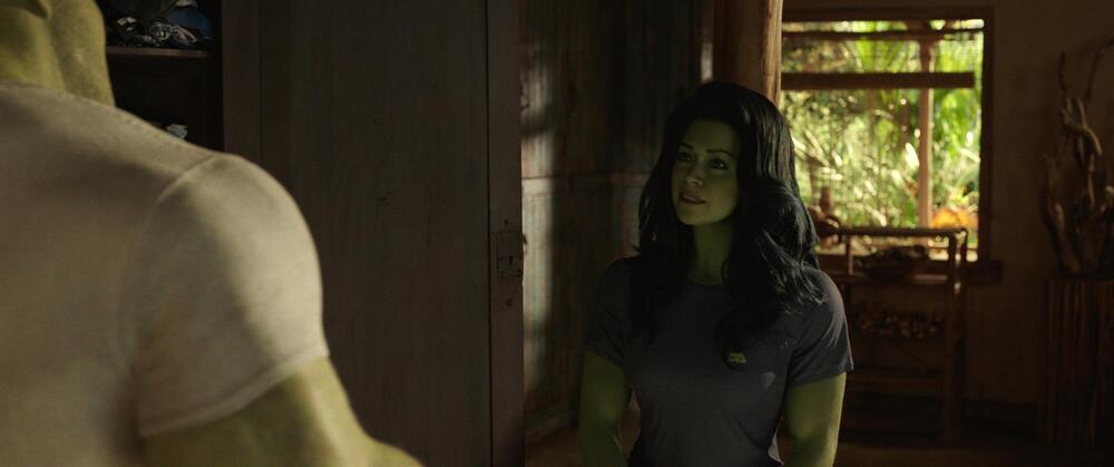 Fotografía cedida por Marvel Studios de una escena de la película 'She Hulk', donde aparece la actriz Tatiana Maslany en su papel de She Hulk. 