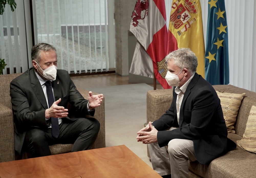 El presidente de las Cortes, Carlos Pollán, recibe a Ángel Ceña de Soria Ya.