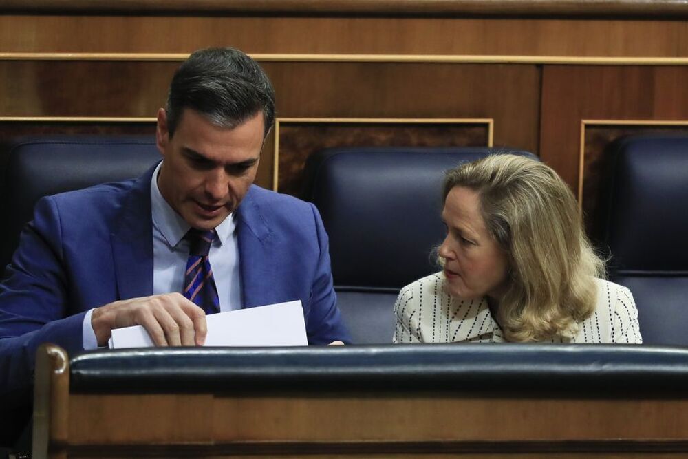 El presidente del Gobierno, Pedro Sánchez (i) conversa con la vicepresidenta primera y ministra de Economía, Nadia Calviño (d) tras su intervención.