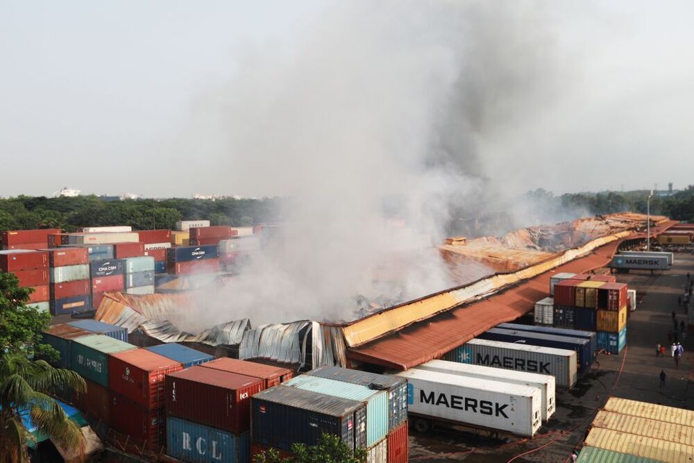Al menos 40 muertos en Bangladés al explotar un depósito de contenedores