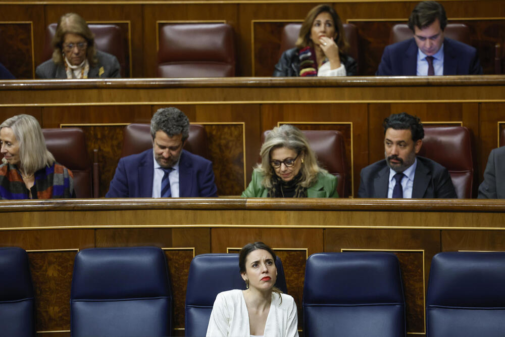 La ministra de Igualdad, Irene Montero (c), asiste a un pleno celebrado en el Congreso de los Diputados