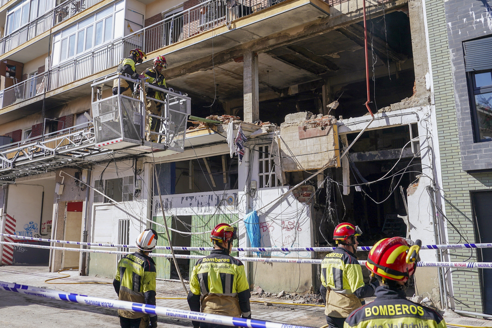 Efectivos de bomberos realizan labores de limpieza y desescombro en el edificio de la calle Goya en Valladolid.