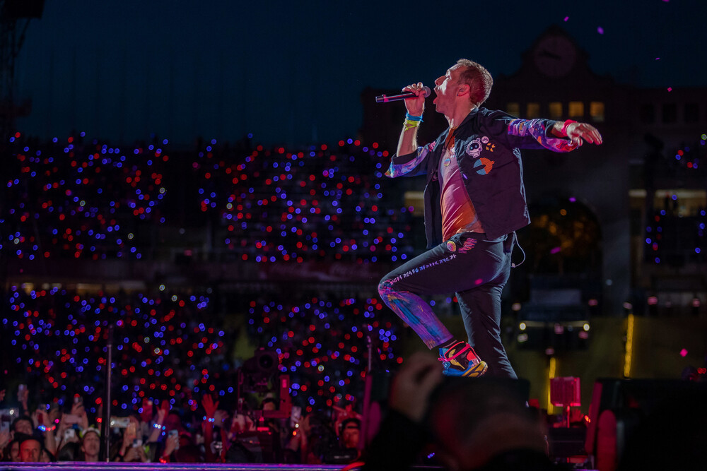 El cantante de la banda británica Coldplay, Chris Martin, durante un concierto en el Estadi Olímpic Lluís Companys, a 24 de mayo de 2023, en Barcelona, Catalunya (España). Este es el primer concierto de los cuatro que ofrece Coldplay en Barcelona, hoy,  / KIKE RINCON