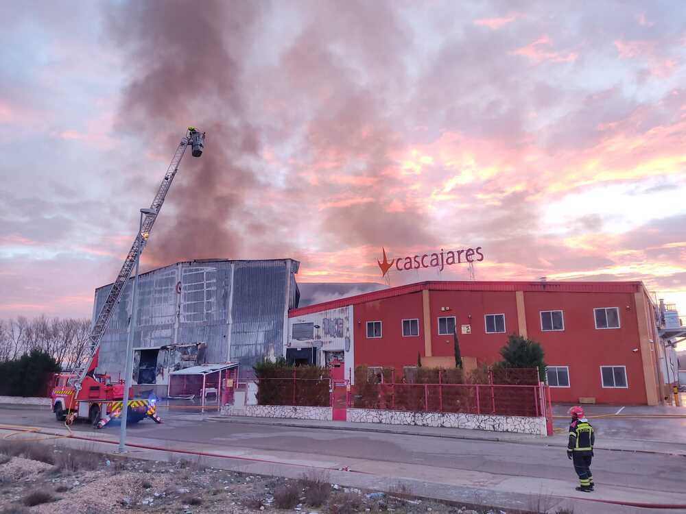 Un incendio calcina las oficinas y planta de Cascajares 