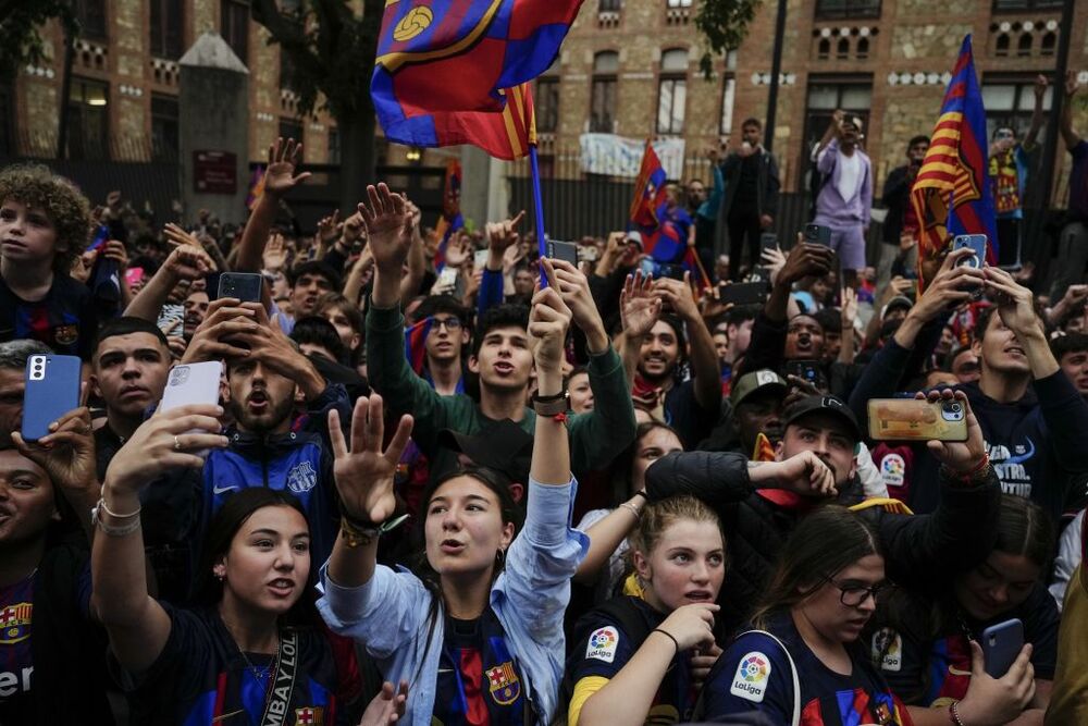 El Barça celebra LaLiga  junto al Femenino, con una rúa  / ENRIC FONTCUBERTA