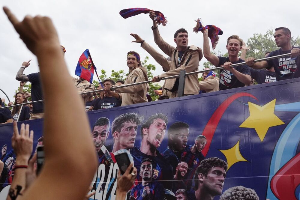 El Barça celebra LaLiga  junto al Femenino, con una rúa  / ENRIC FONTCUBERTA