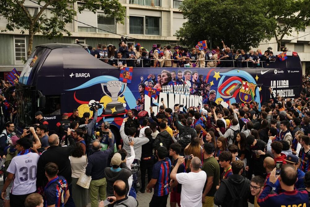 El Barça celebra LaLiga  junto al Femenino, con una rúa  / ENRIC FONTCUBERTA