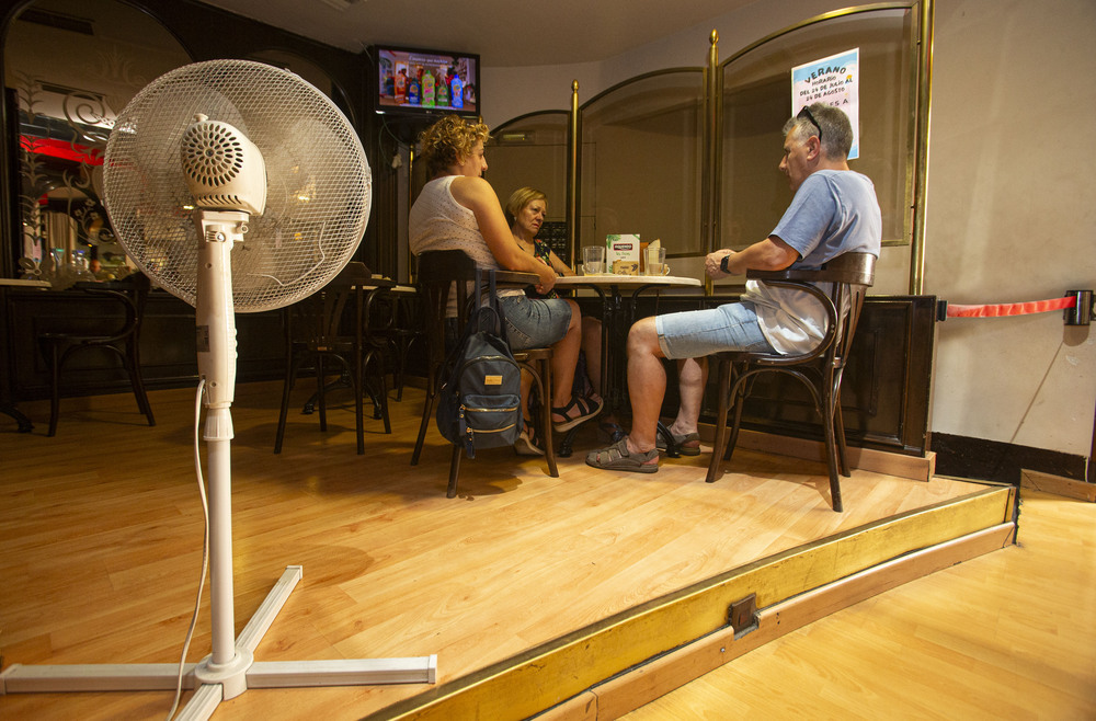 Varios palentinos haciendo frente a las altas temperaturas con un sistema de aire acondicionado.