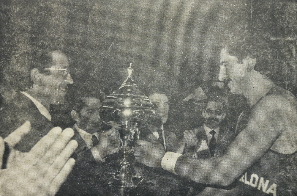 El secretario de Estado para el Deporte, Romà Cuyàs, le entrega el trofeo de campeón a Flores, capitán del Barça.
