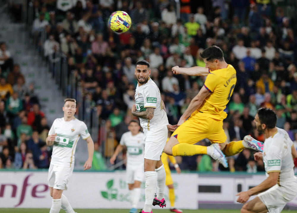 El Barça recupera pegada en Elche como aviso al Madrid