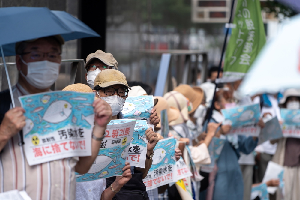 En las calles de Tokio se han podido ver varias manifestaciones en contra.