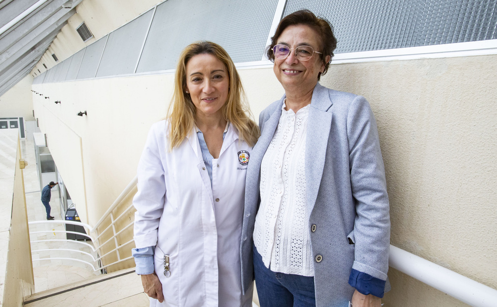 Imagen del proceso analítico llevado a cabo en el hospital Río Carrión con voluntarios que sufren de fibromialgia. Ana Fernández y Pilar Fernández, de izquierda a derecha.