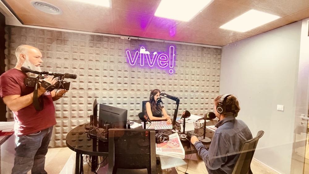 Invitados a la nueva emisora Vive! Radio