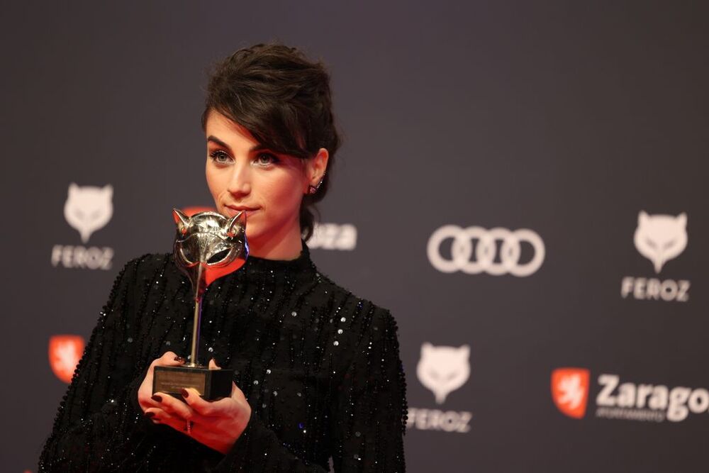 La actriz Claudia Salas posa en el photocall tras recibir el premio a 'Mejor actriz protagonista en una serie' por ‘La ruta’   / FABIÁN SIMÓN