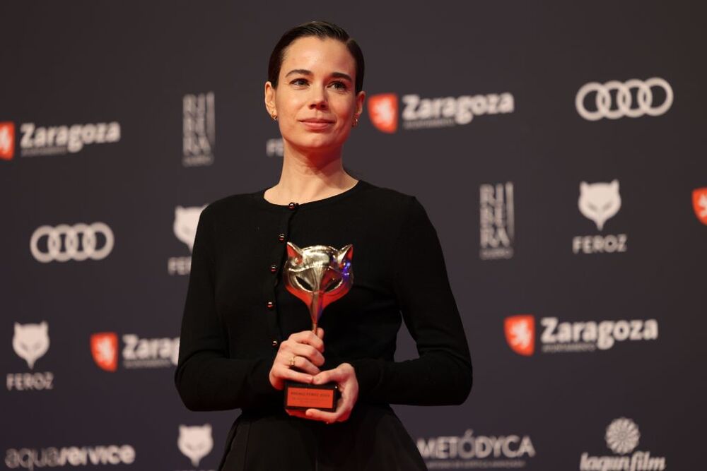 La actriz Laia Costa posa en el photocall tras recibir el premio a ‘Mejor actriz protagonista de una película' por 'Cinco lobitos'  / FABIÁN SIMÓN