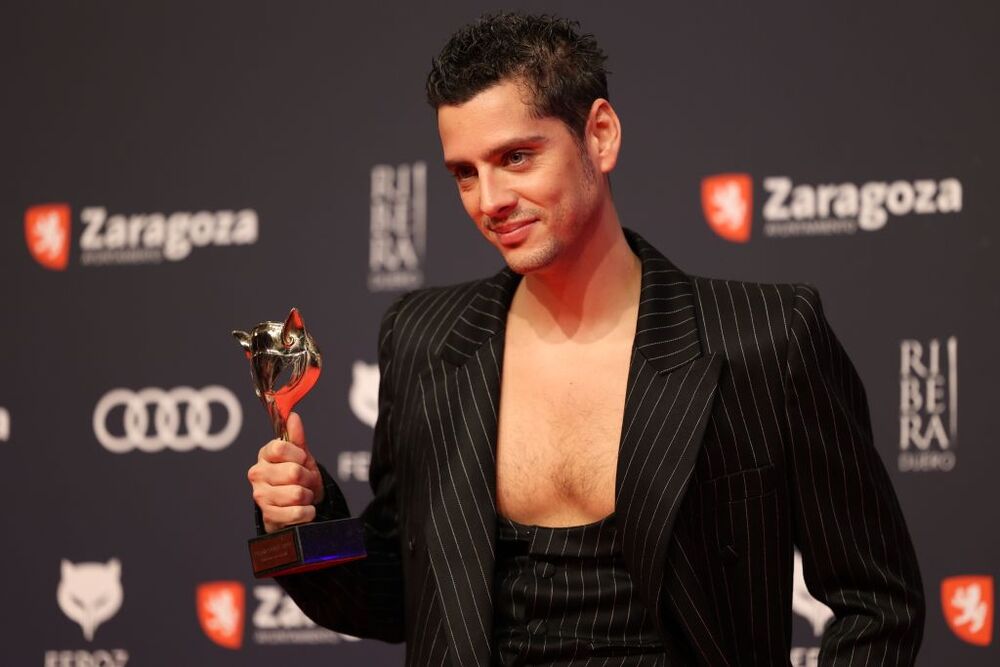 El director Eduardo Casanova posa en el photocall tras recibir el premio a ‘Mejor arrebato de ficción' por 'La piedad'  / FABIÁN SIMÓN