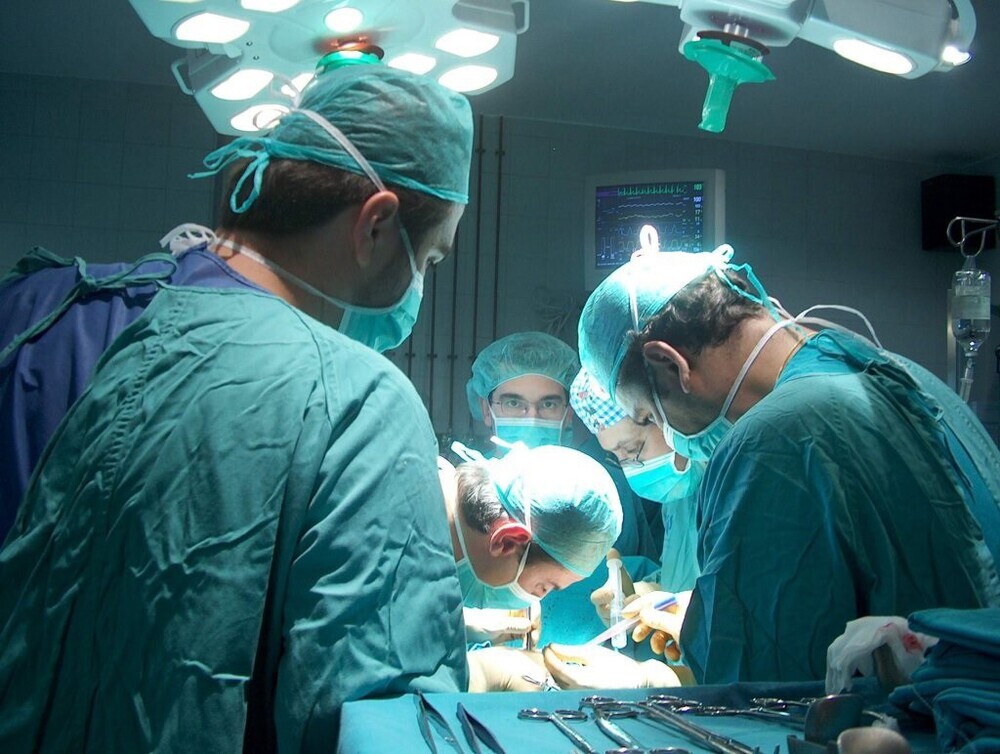 Médicos del Hospital Universitario Virgen del Rocío de Sevilla realizan un trasplante.