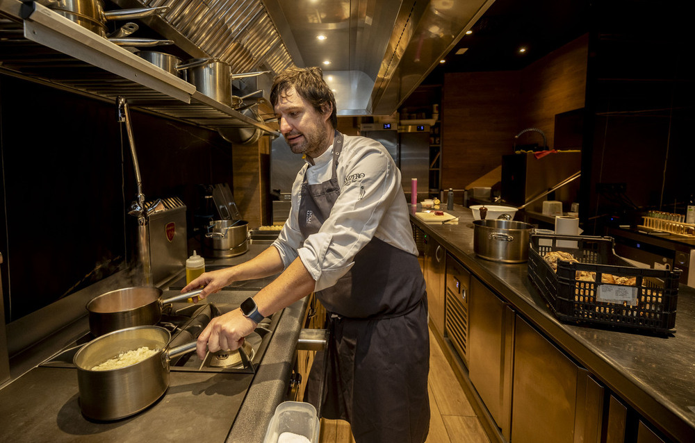 El chef Alberto Molinero trabaja en su restaurante Erre de Roca en la localidad burgalesa de Miranda de Ebro.