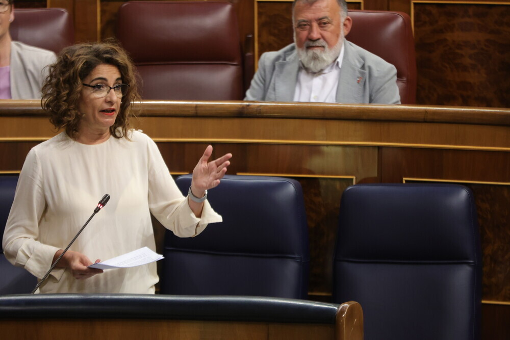 La ministra de Hacienda, María Jesús Montero, interviene durante una sesión plenaria, en el Congreso de los Diputados.