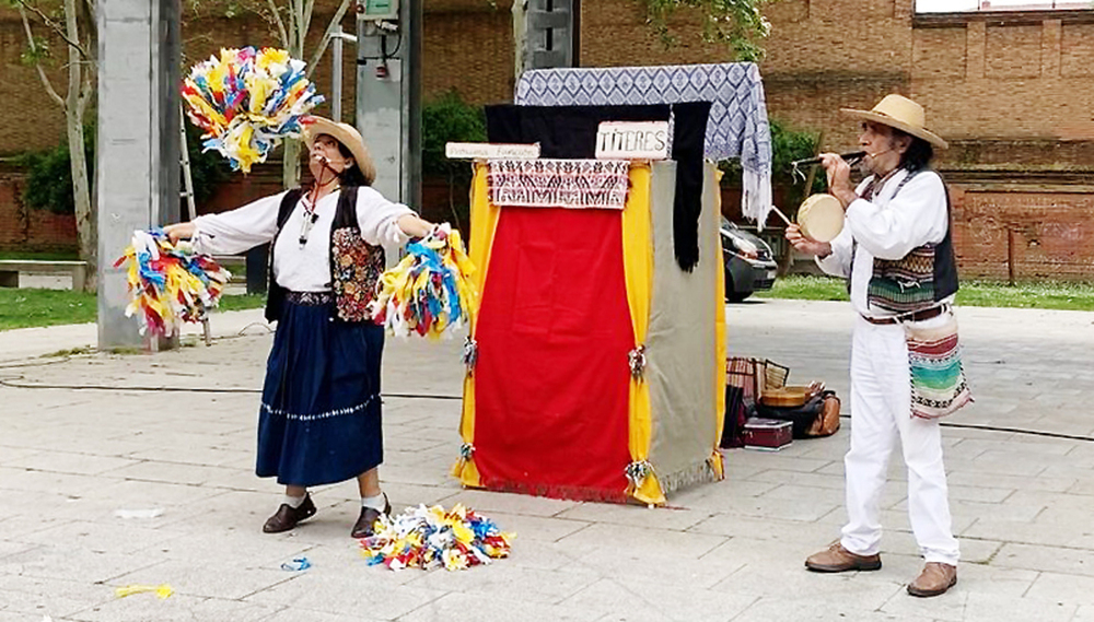 Las marionetas enlazan con sus hilos el Salón, Suecia y México