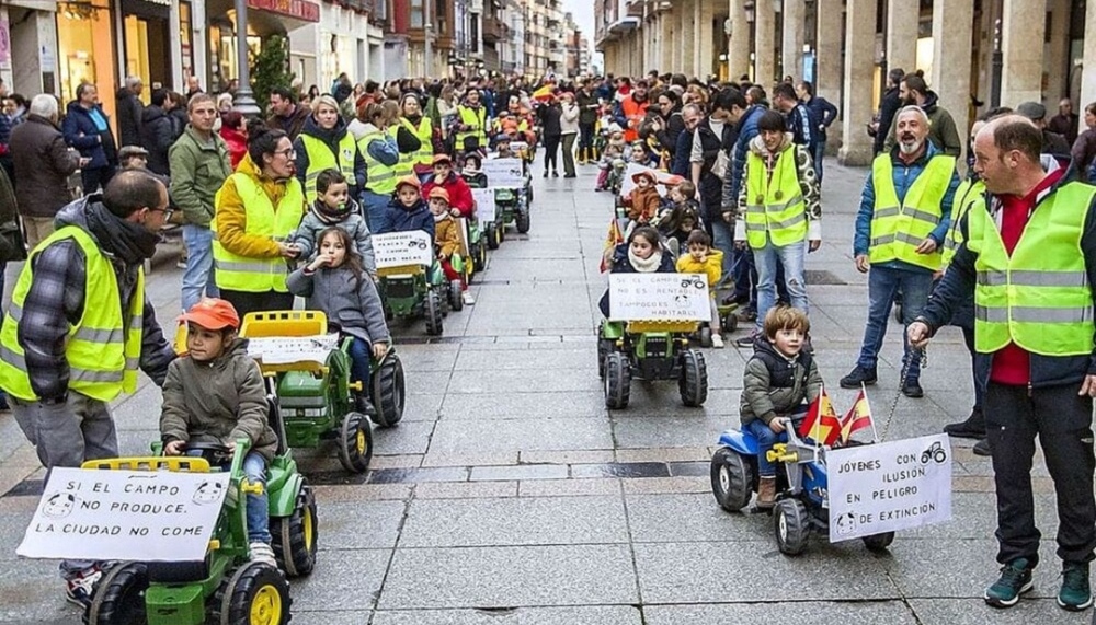 Una tractorada infantil urge un futuro digno en el campo