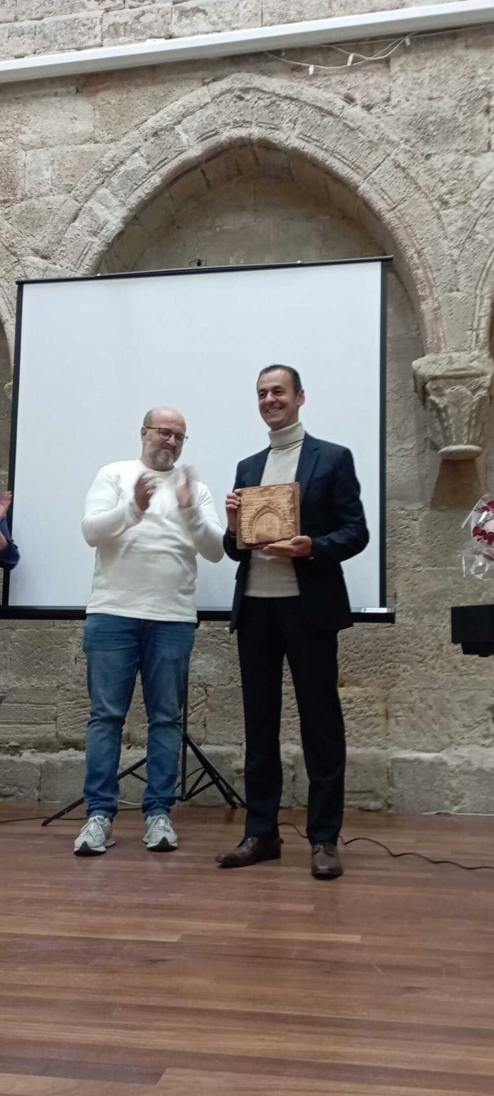 El pianista Óscar Pascasio recibe el premio Arco en Aguilar